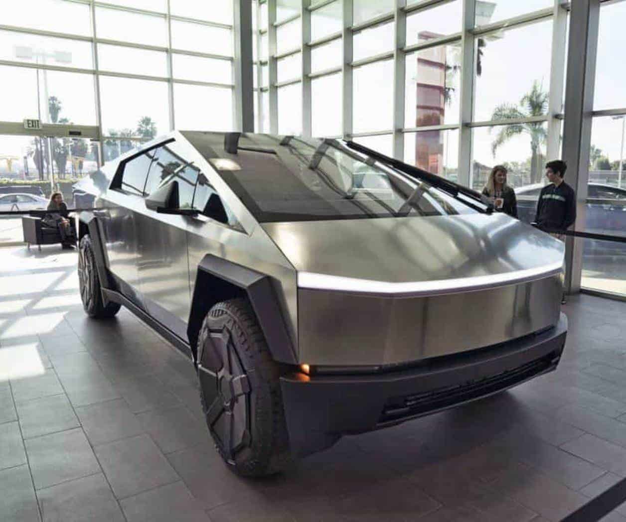 Tesla llama a reparación a su modelo futurista Cybertruck por cuarta vez