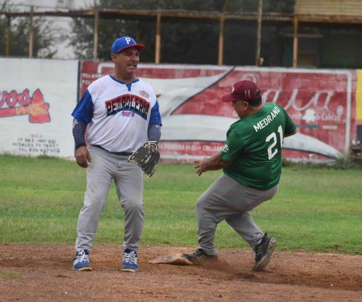 Se imponen petroleros a cerrajeros en softbol