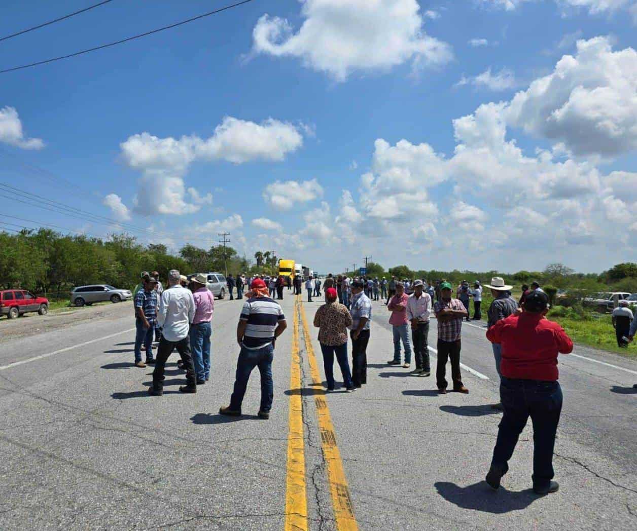 Bloquean, otra vez, carretera Bloquean, otra vez, carretera