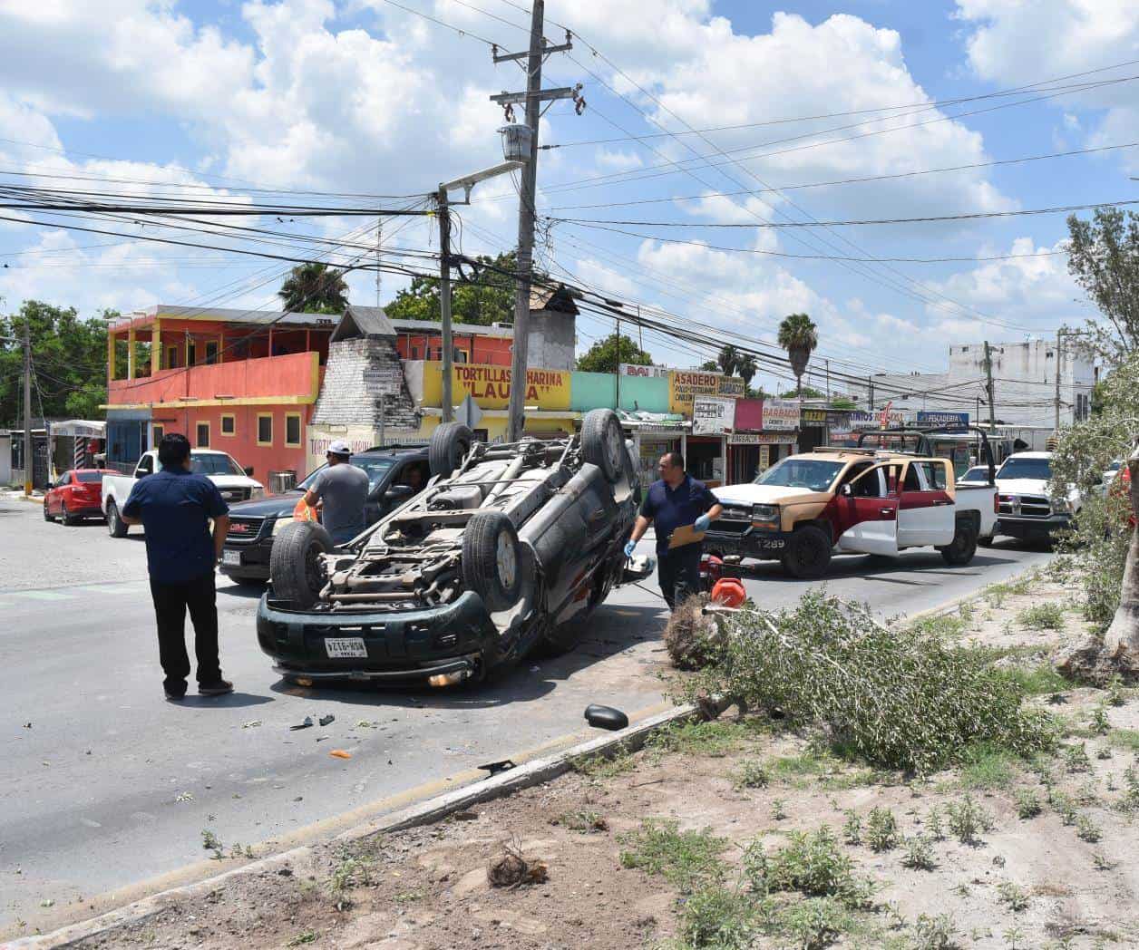 Curva mortal: Choque y volcadura en Avenida Rodolfo Garza Cantú