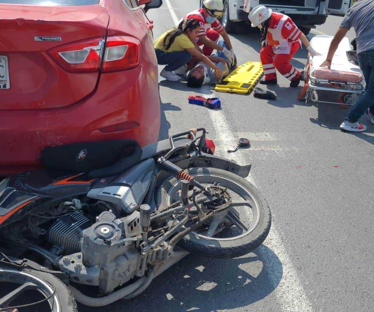 Motociclista choca por alcance en Libramiento Monterrey-Reynosa