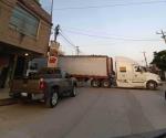 Camioneros generan caos