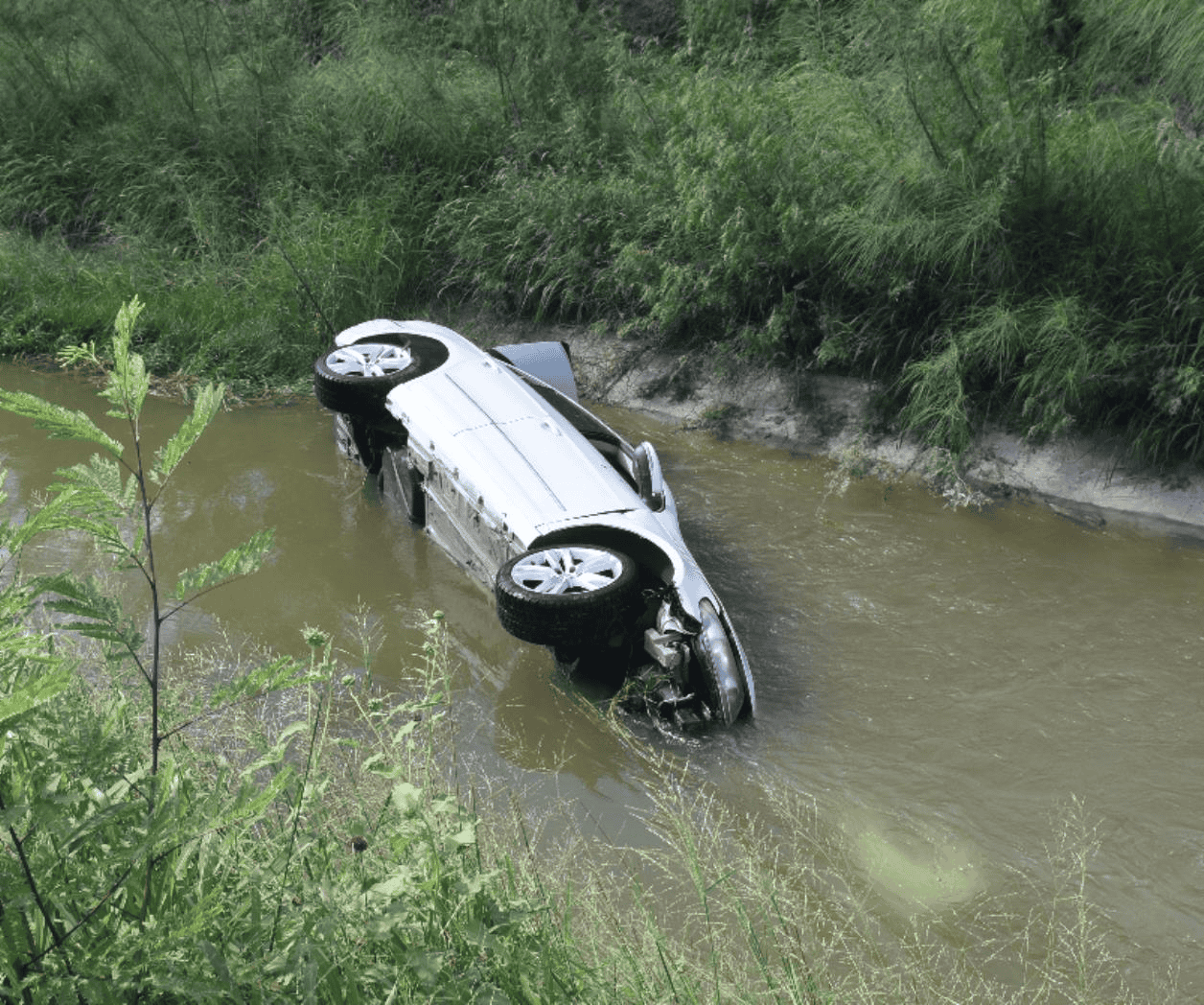 Cae a canal de Reynosa y logra salir para contarlo