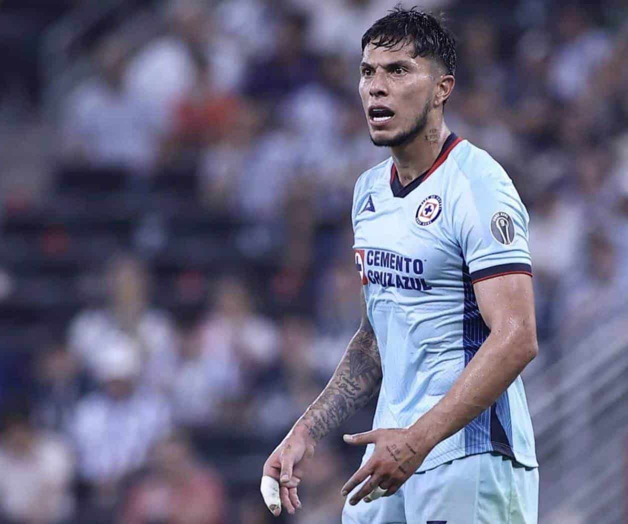 Carlos Salcedo busca nuevo club fuera de México