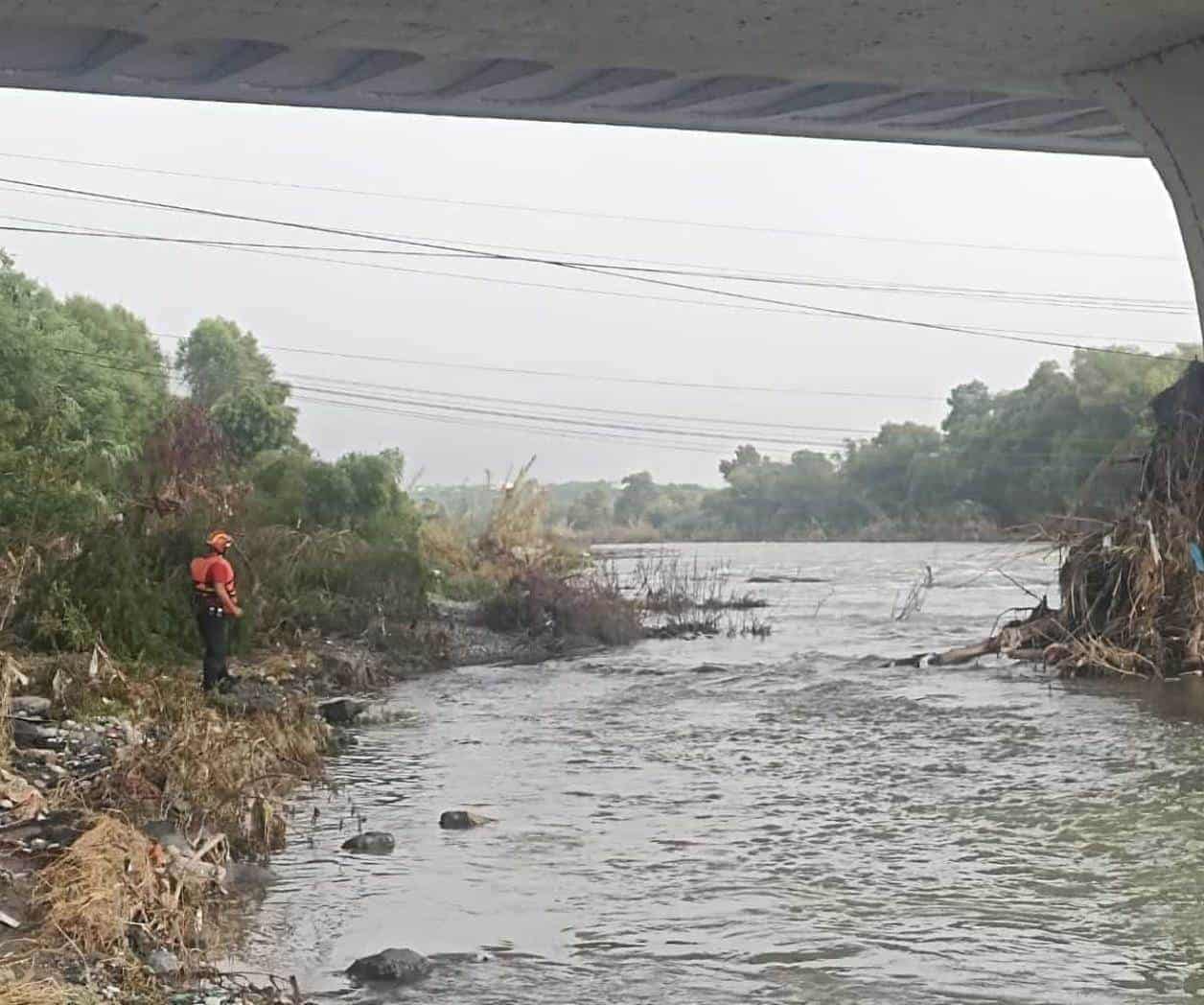 Despliegan operativo de búsqueda de hombre arrastrado por Río Santa Catarina