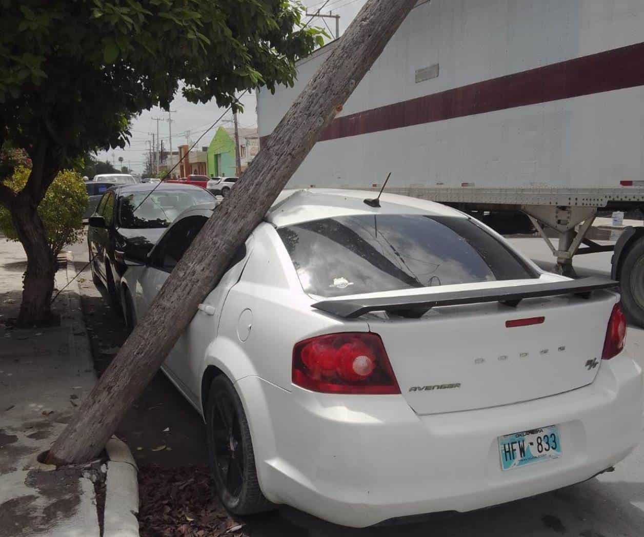 Derriba camionero y daña coche