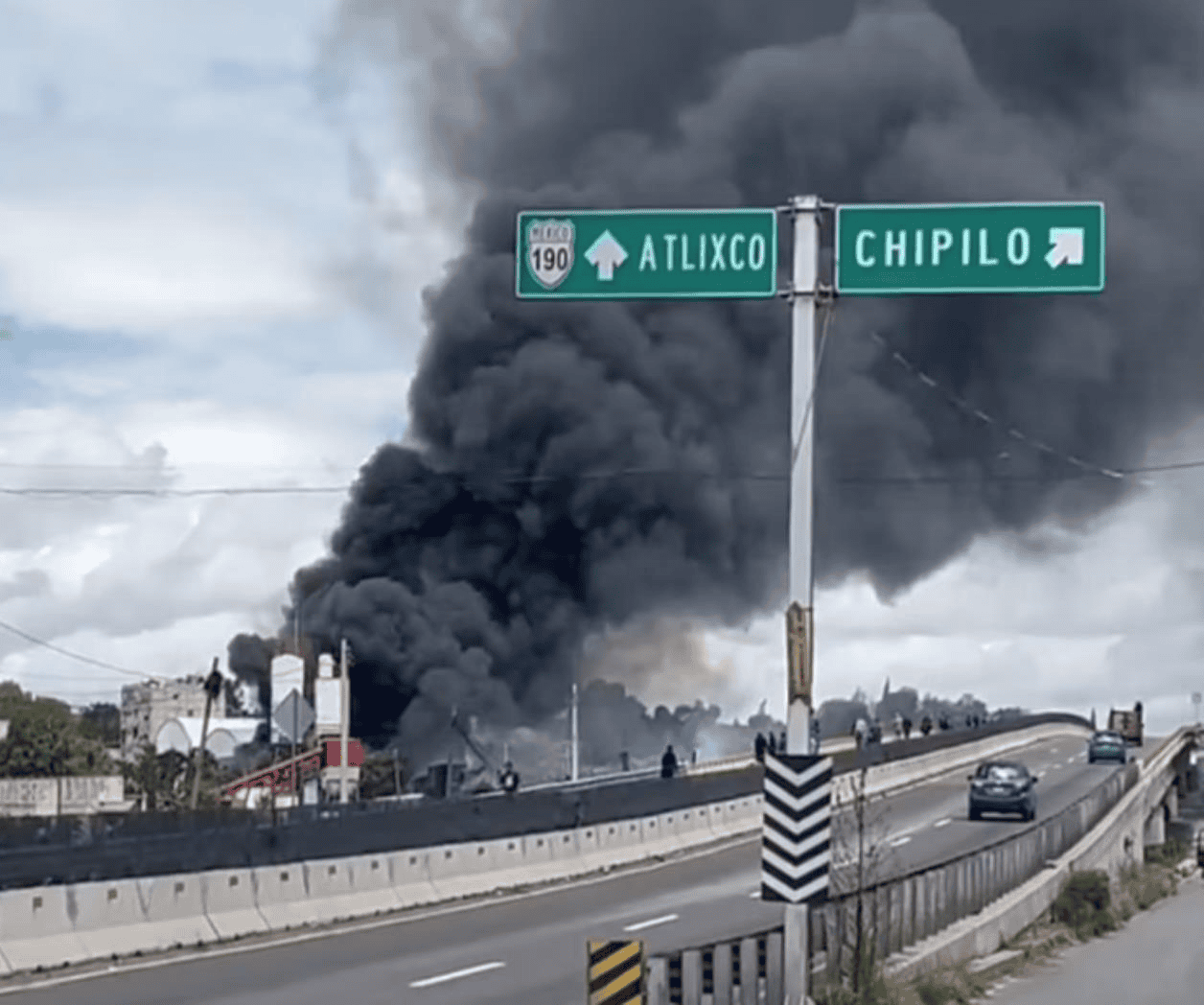 Incendio consume cinco establecimientos en Puebla