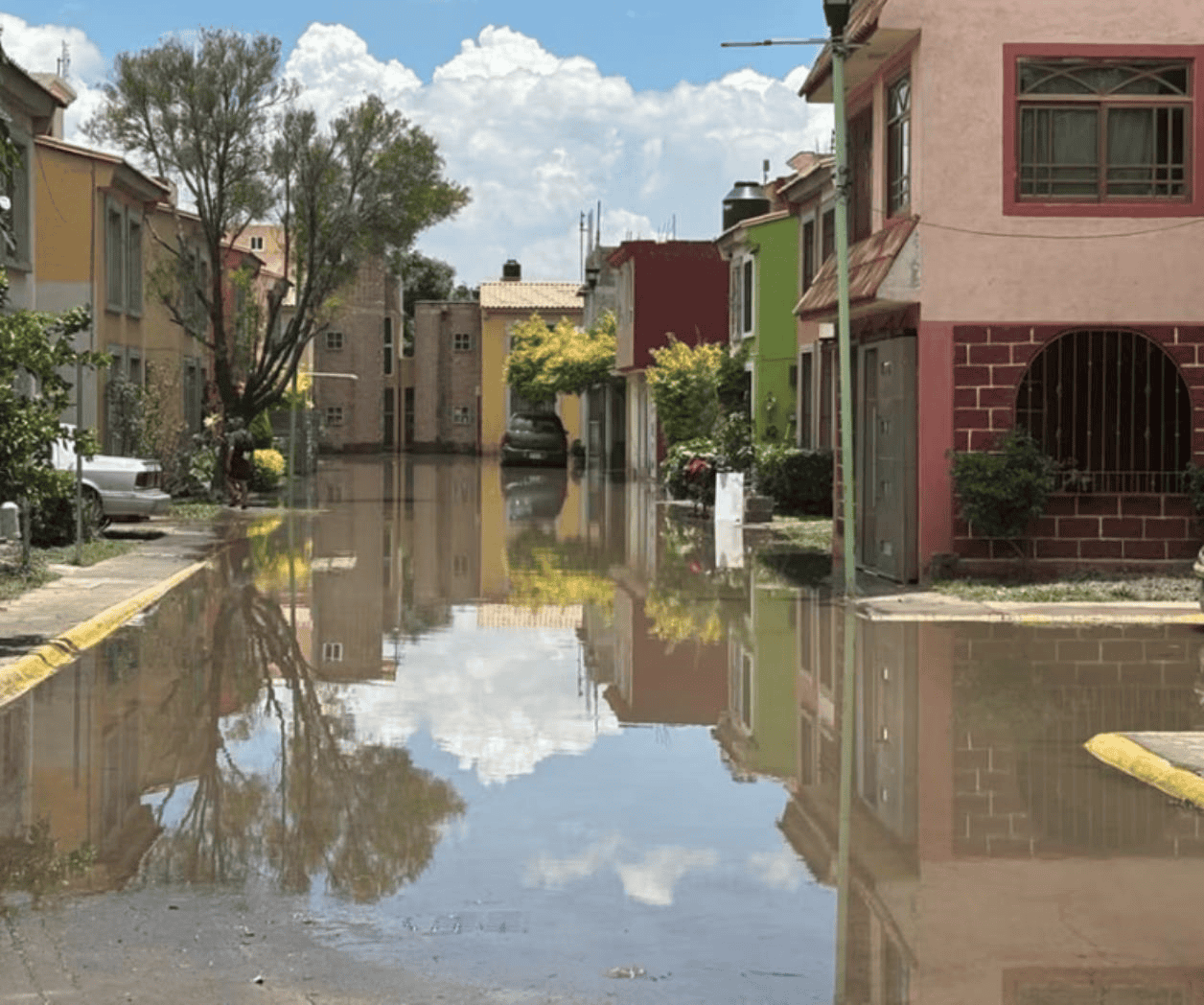 Unidad habitacional amanece bajo el agua
