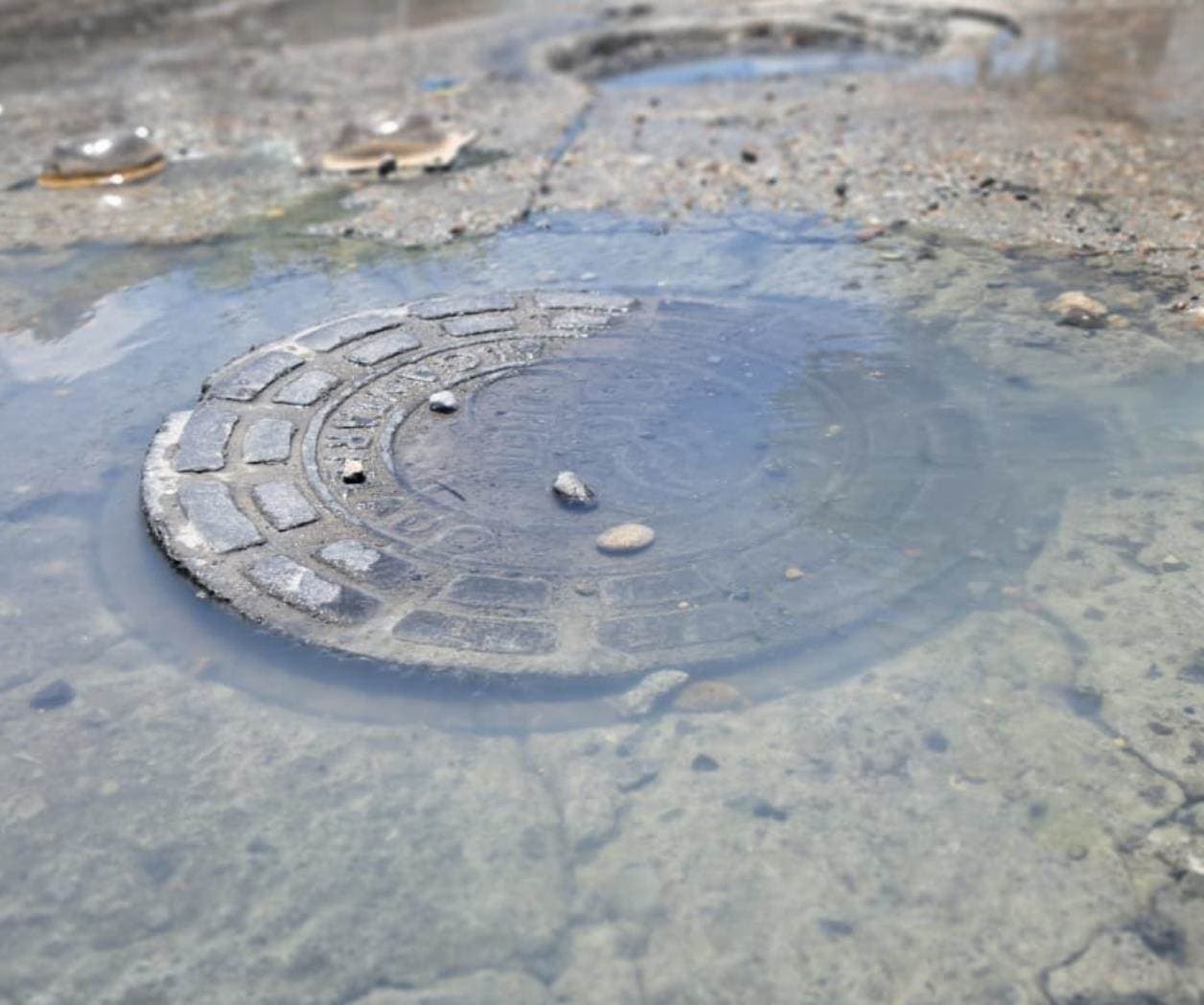 Reportan enorme fuga de aguas negras en colonia Simón Rodríguez