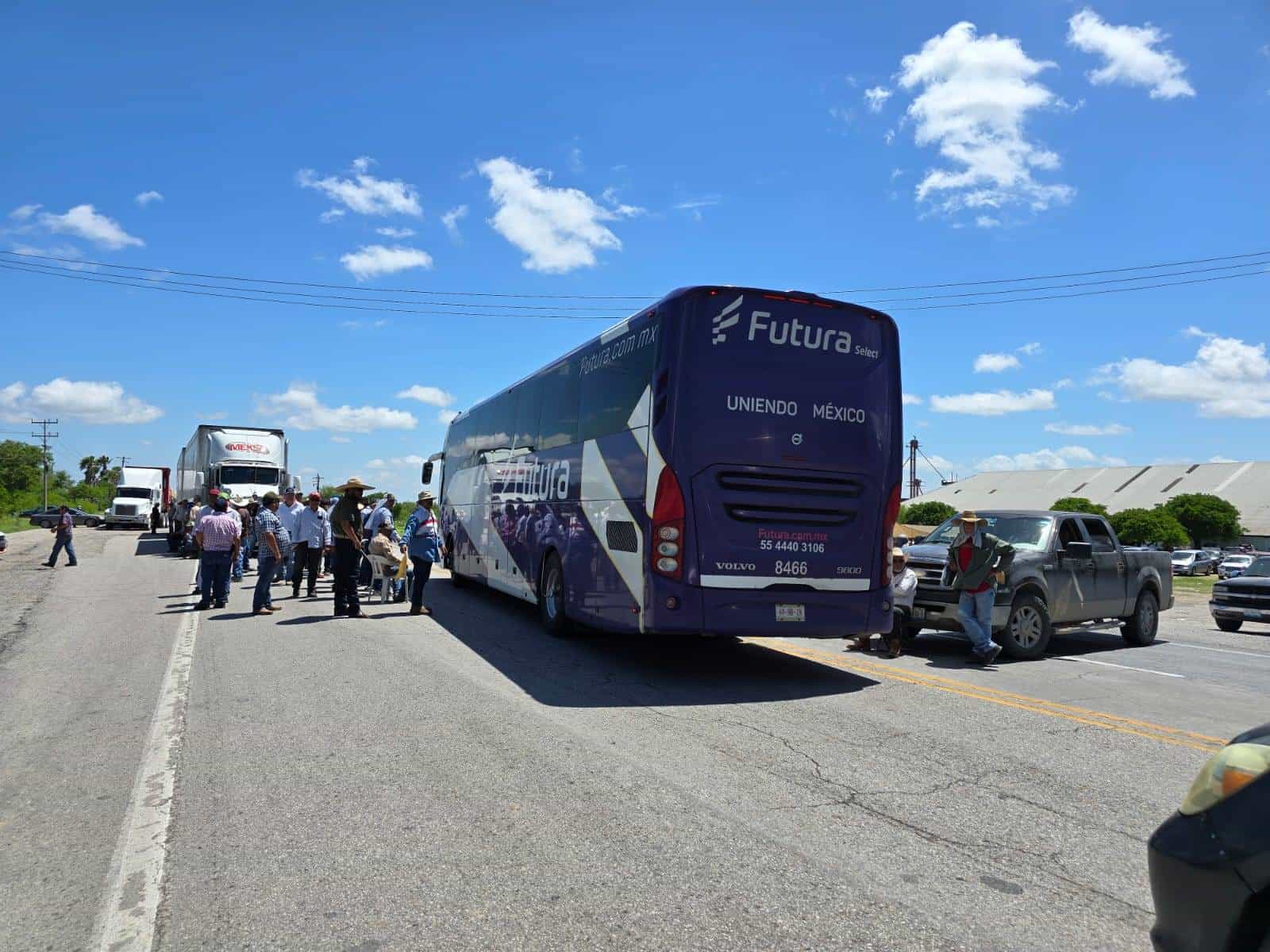 Vuelven bloqueos carreteros en San Fernando