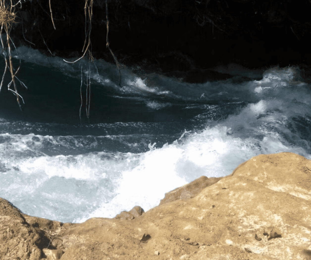 Joven ebrio es rescatado por su madre en Río Amarillo de Chiapas