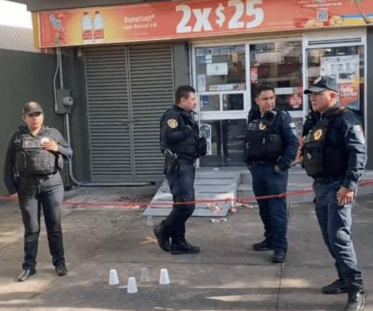 Asalto a tienda de conveniencia deja un policía baleado y 4 detenidos