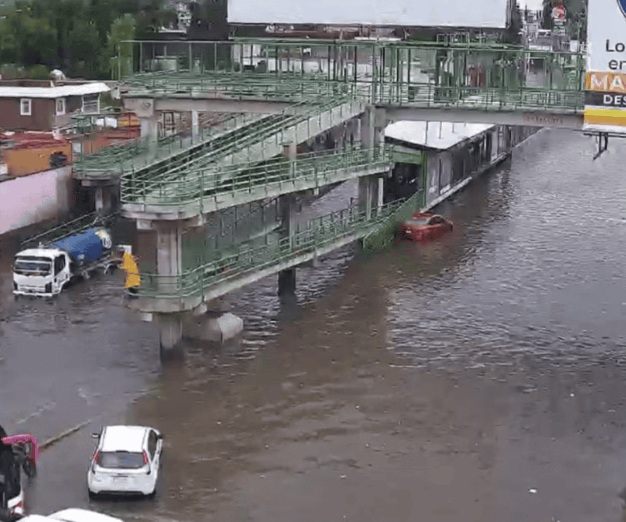 Lluvia provoca inundaciones en carretera federal México-Pachuca