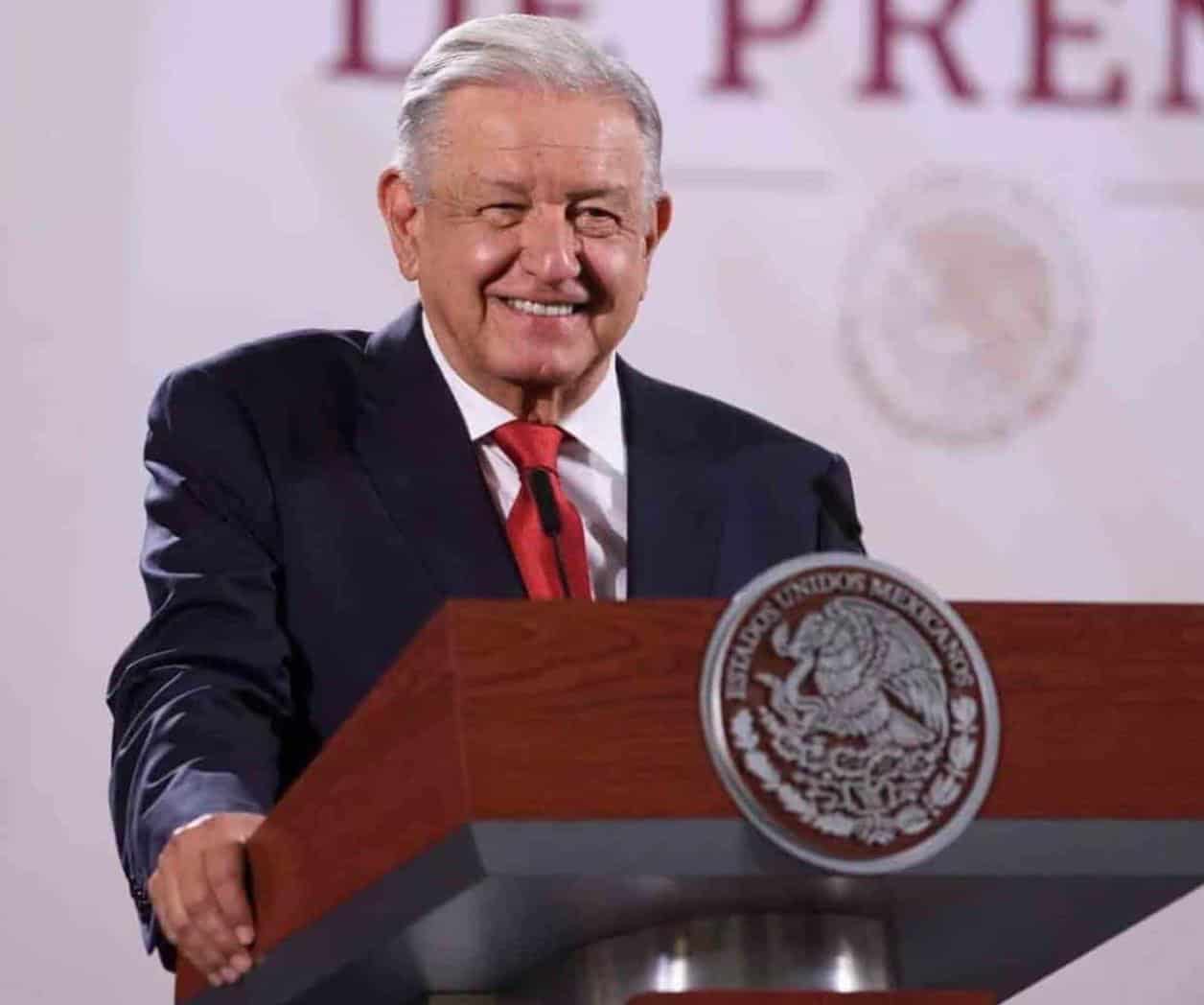 SCJN vende mascadas de Pineda Covalin; AMLO usa la marca