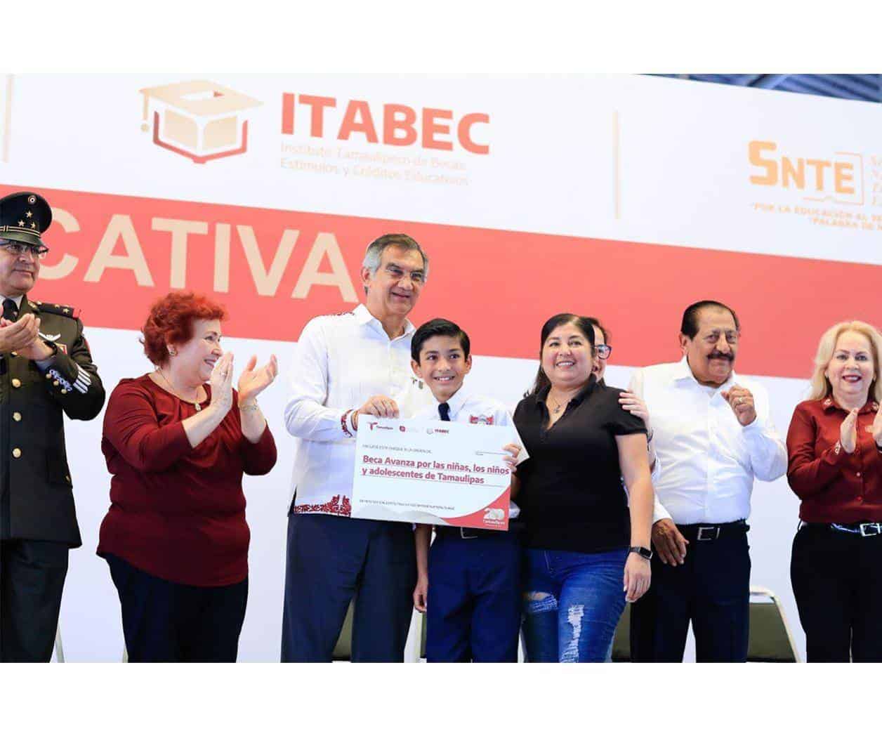 Entrega gobernador de Tamaulipas becas a estudiantes