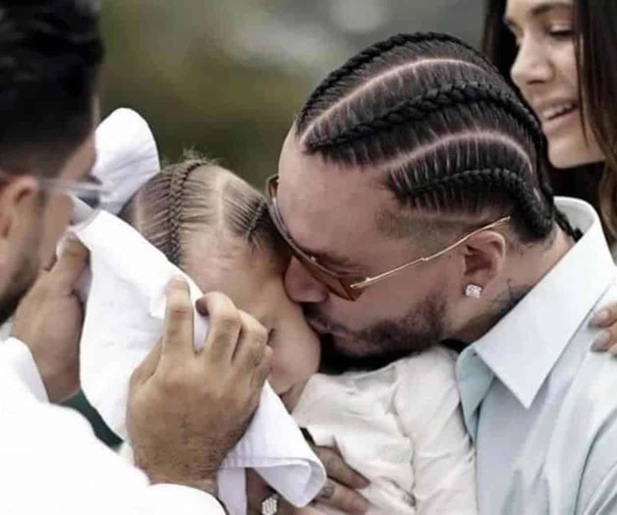 J Balvin comparte cómo fue el bautizo de su hijo Río