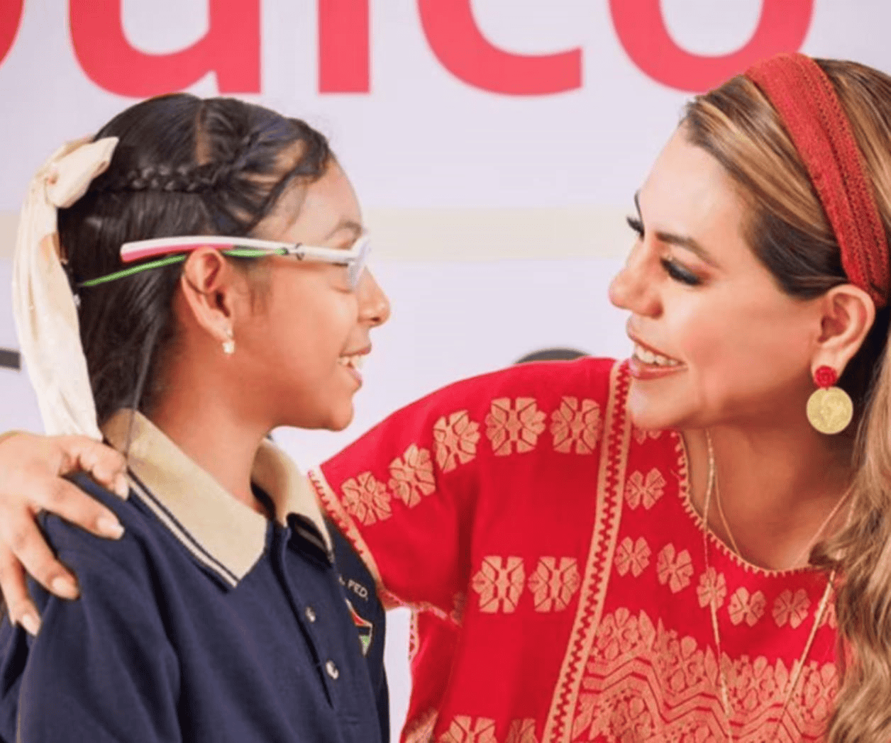 Entregan lentes a estudiantes afectados por el hurac&aacute;n Otis