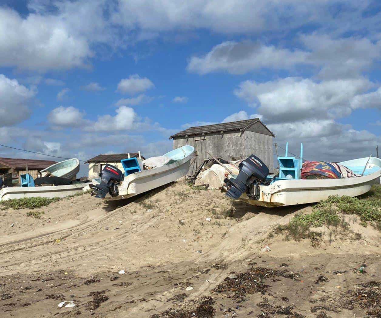 Salvan pescadores lanchas por lluvias