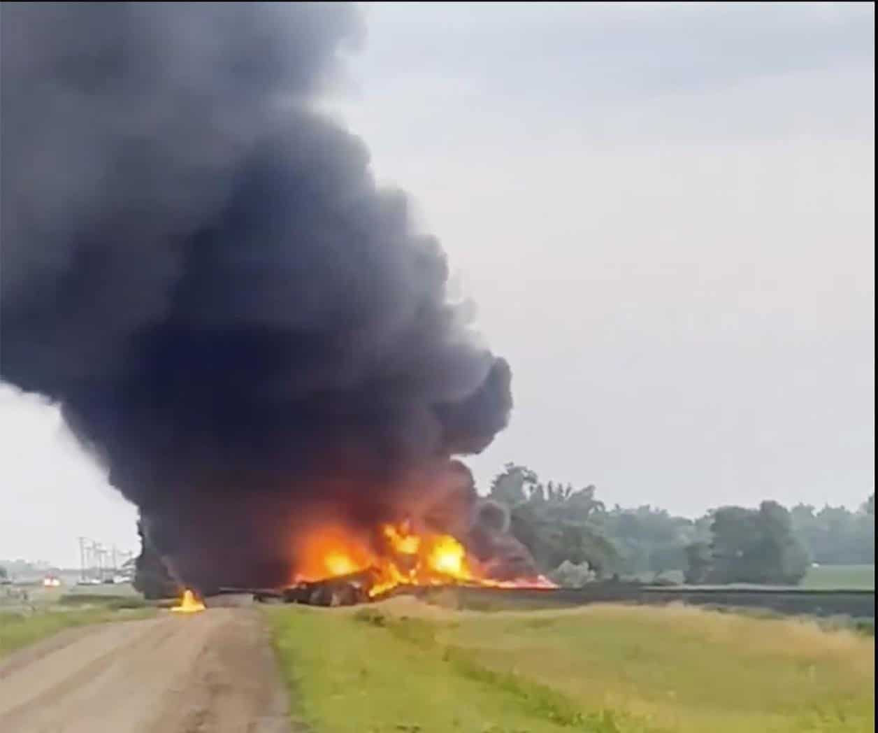 Arden vagones con material peligroso