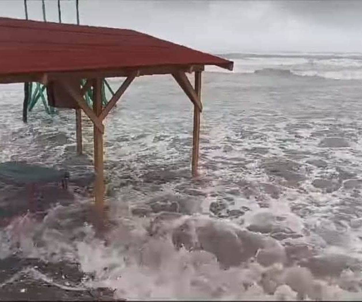 Cierre de Playa Bagdad por Tormenta Tropical Beryl