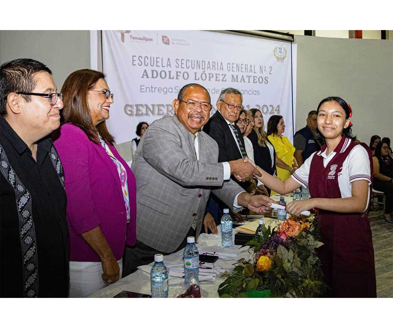 Felicita alcalde de Matamoros a graduados de  Secundaria # 2