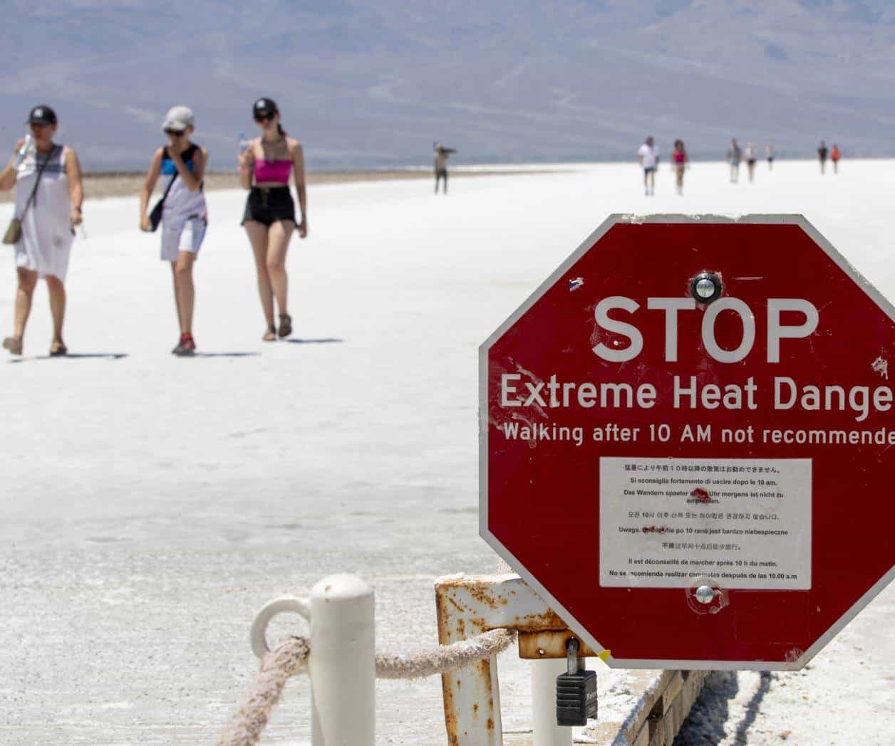 Van turistas al Valle de la Muerte pese a ola de calor