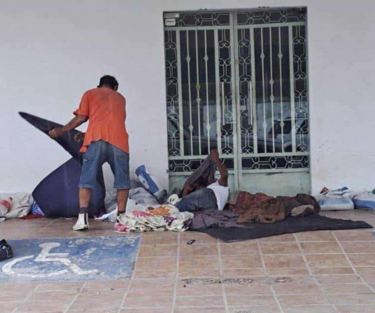 Personas sin hogar sobreviven a las puertas de ex asilo en Reynosa