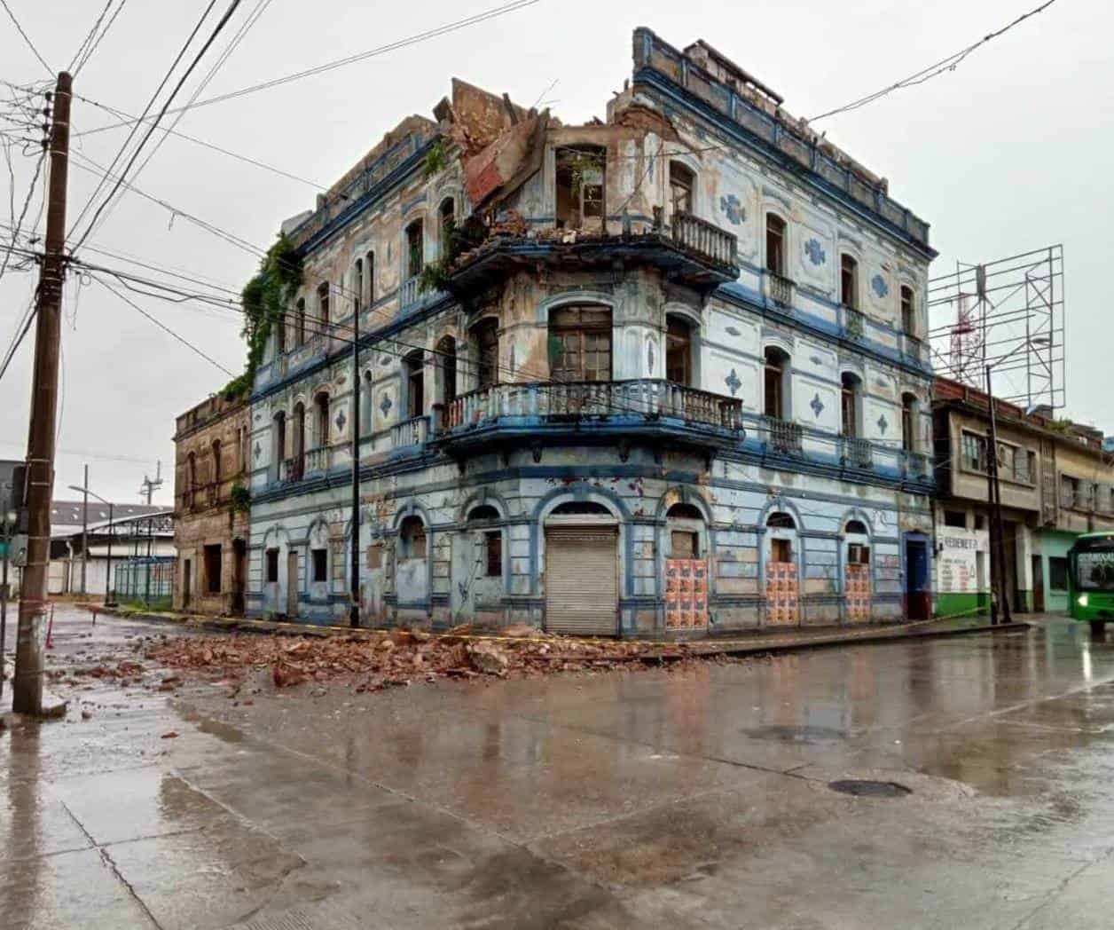 Se desprende parte de edificio en ruinas en Centro Histórico de Tampico