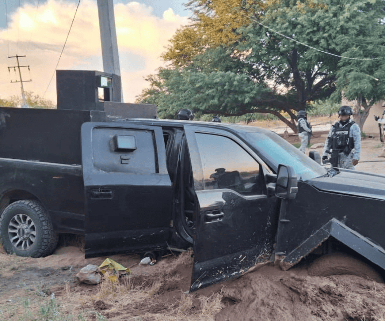 Detienen a 5 personas, aseguran cartuchos, cargadores y armas largas