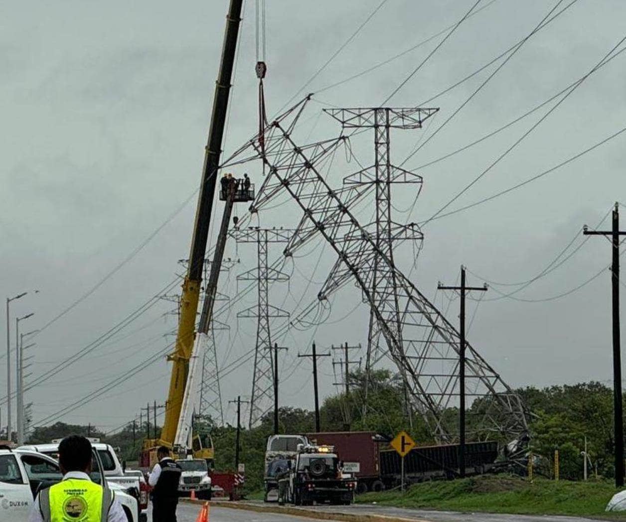 Trailer deja sin luz a Altamira y a industria Trailer deja sin luz a Altamira y a industria