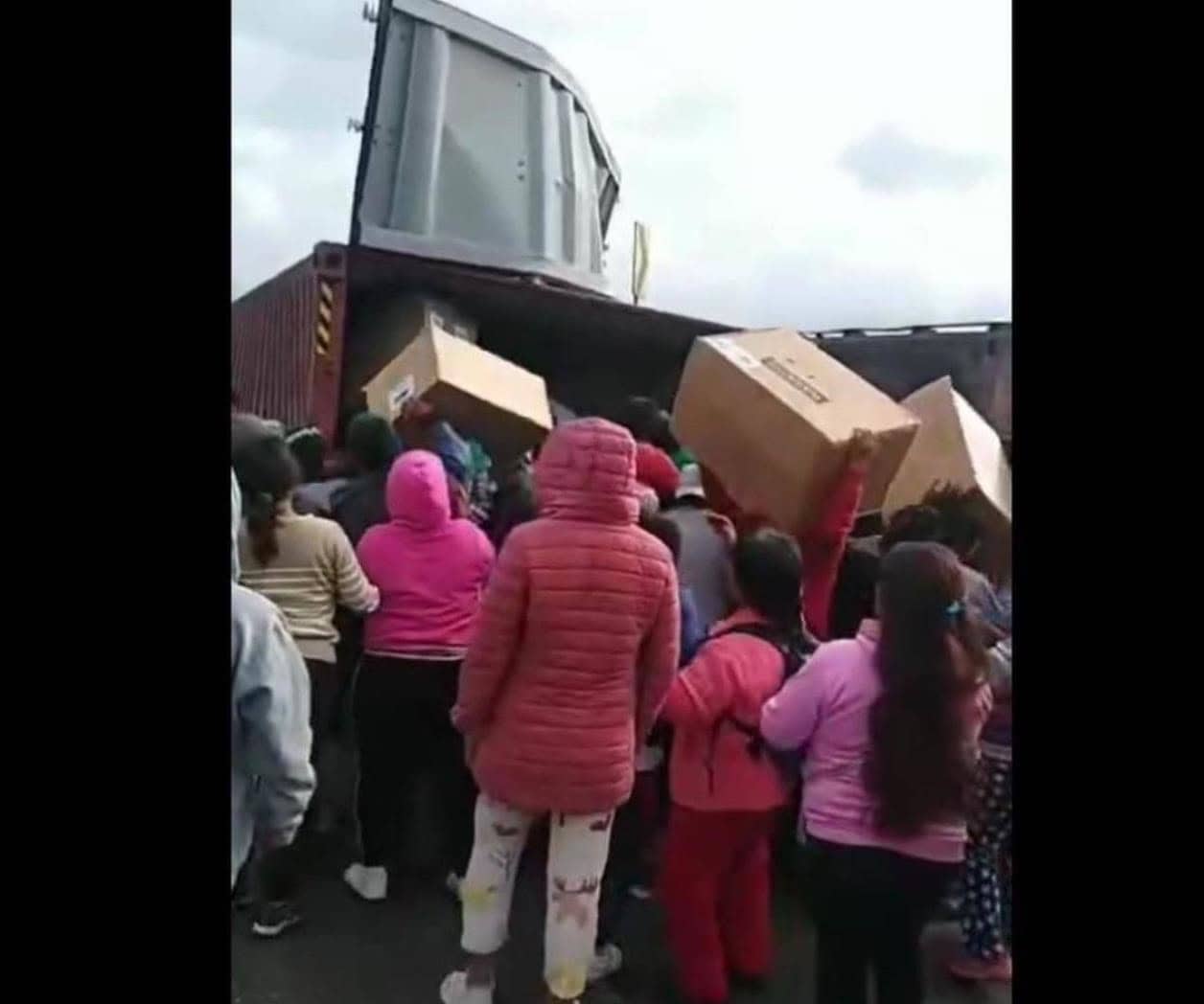 Accidente de tráiler con rapiña de mercancía en Atlacomulco