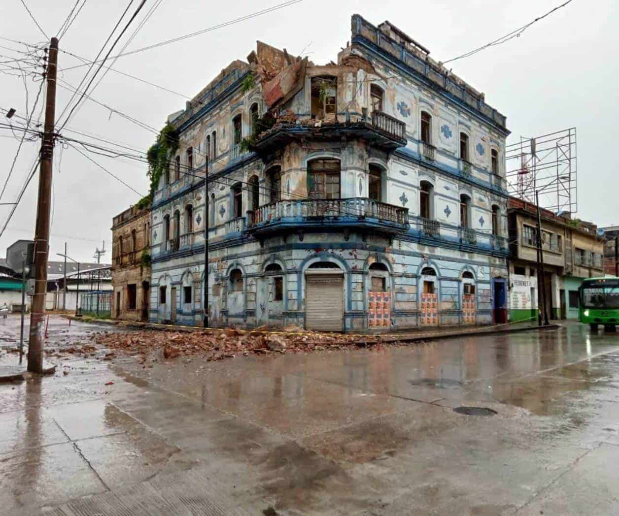 Cae edificio a pedazos