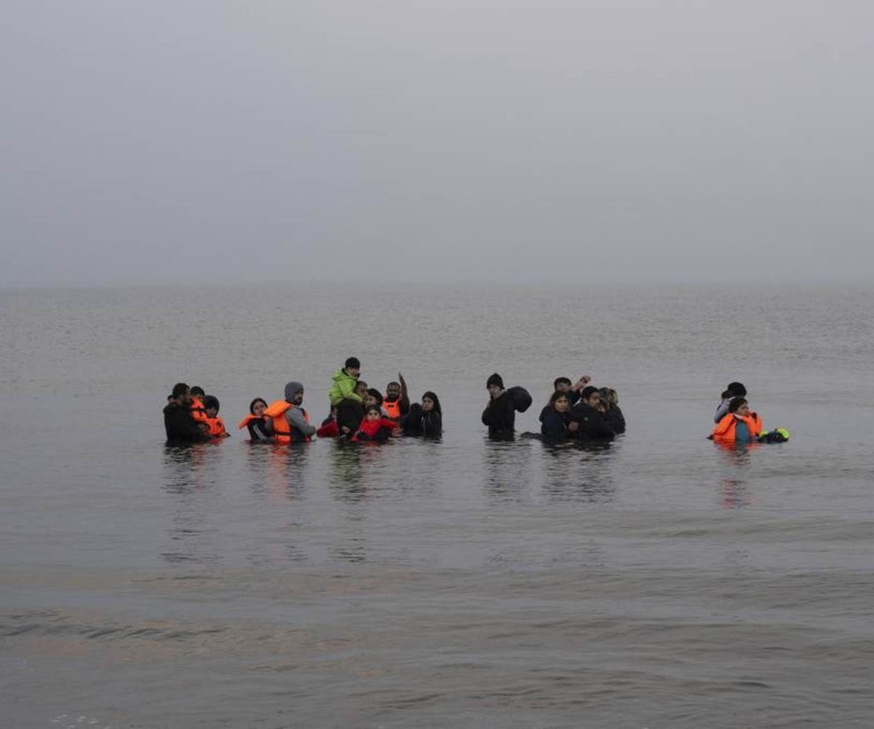 Mueren 4 migrantes intentando cruzar el Canal de la Mancha