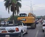 Circula maquinaria pesada en carretera