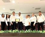 Reconocen labor de supervisor de Zona Escolar 143