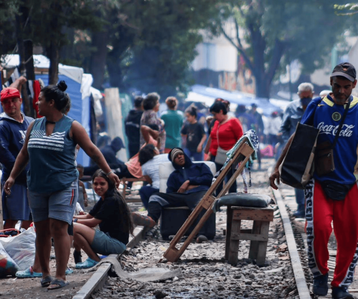 Decenas de migrantes se han apropiado de las vías en colonia Vallejo