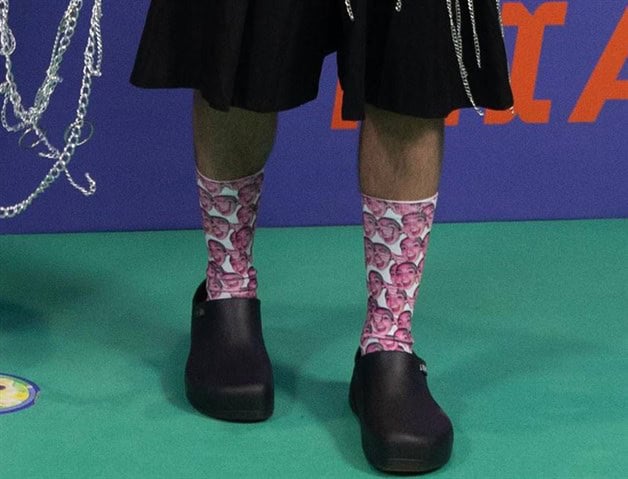 Usa Emilio Osorio calcetas con el rostro de su novia