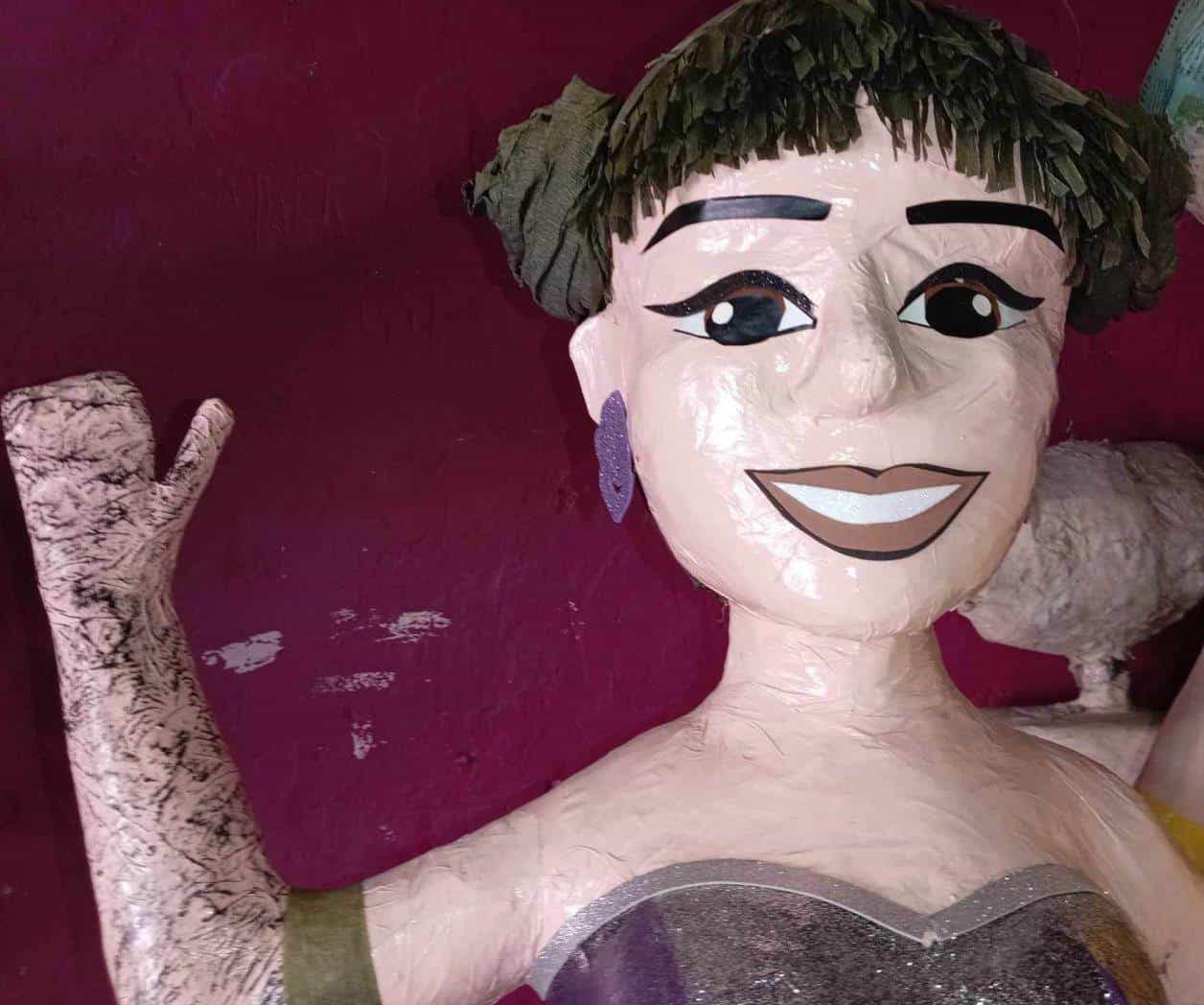 Embodegan controvertidas piñatas de conocidos artistas en Reynosa