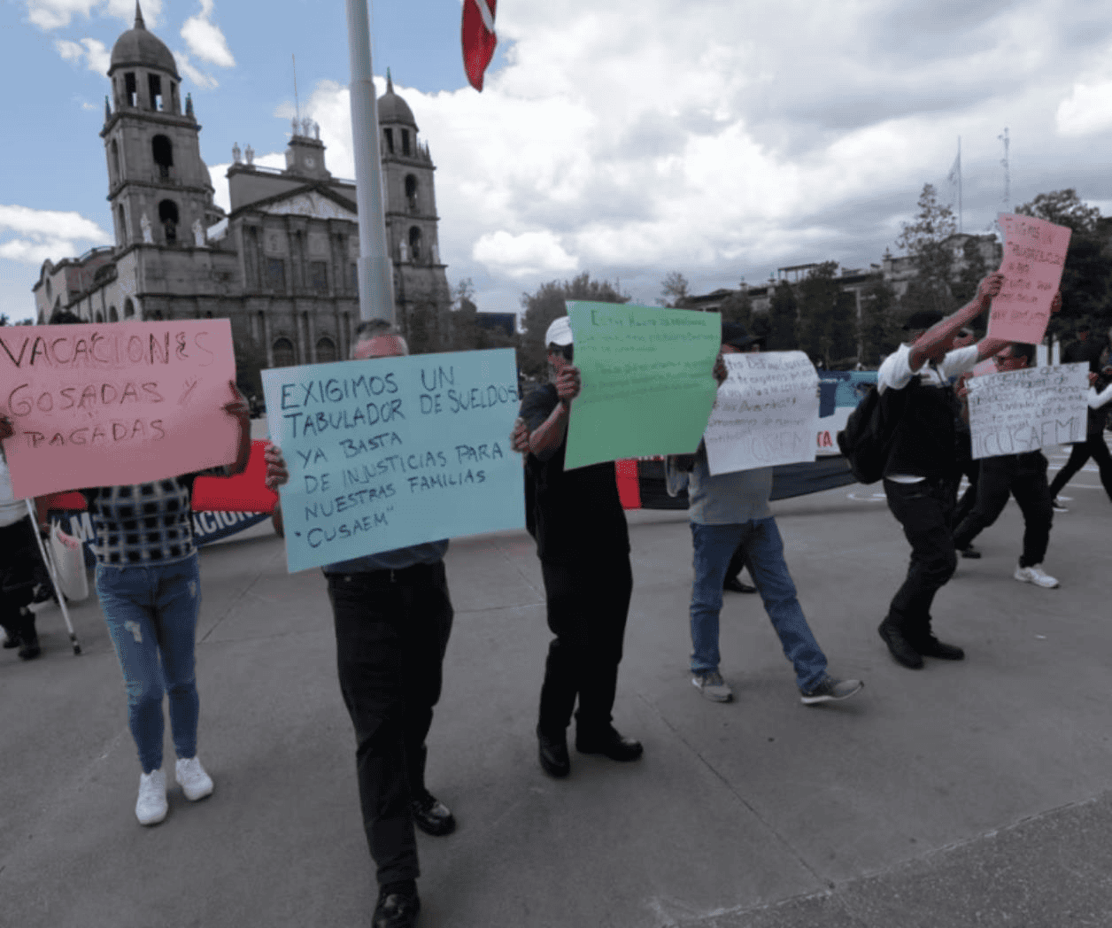 Policías auxiliares del Edomex protestan en Toluca