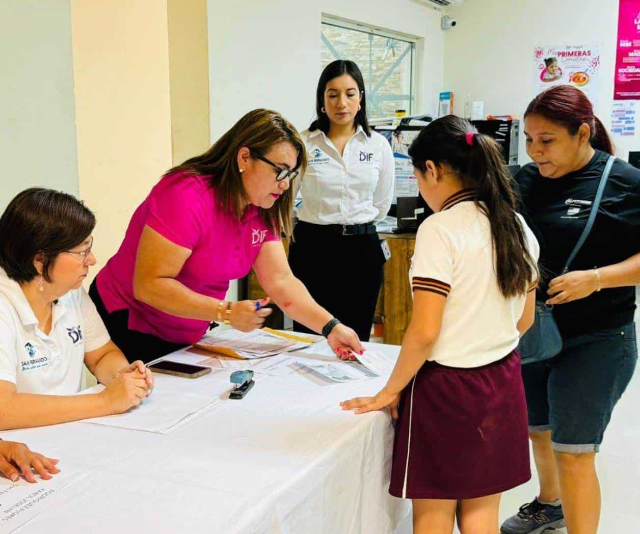 Alumnos reciben becas del programa Inclusión