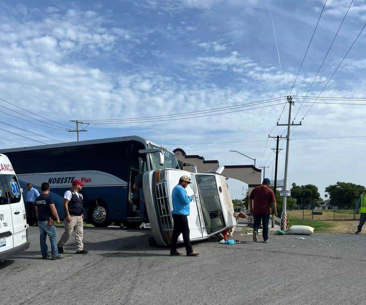 Colisionan en entronque un autobús y camioneta