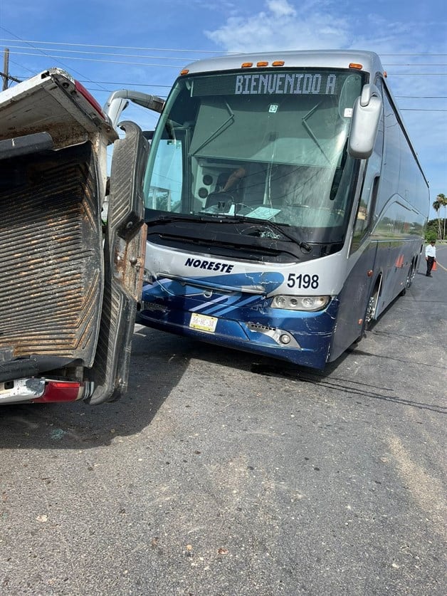 Colisionan en entronque un autobús y camioneta