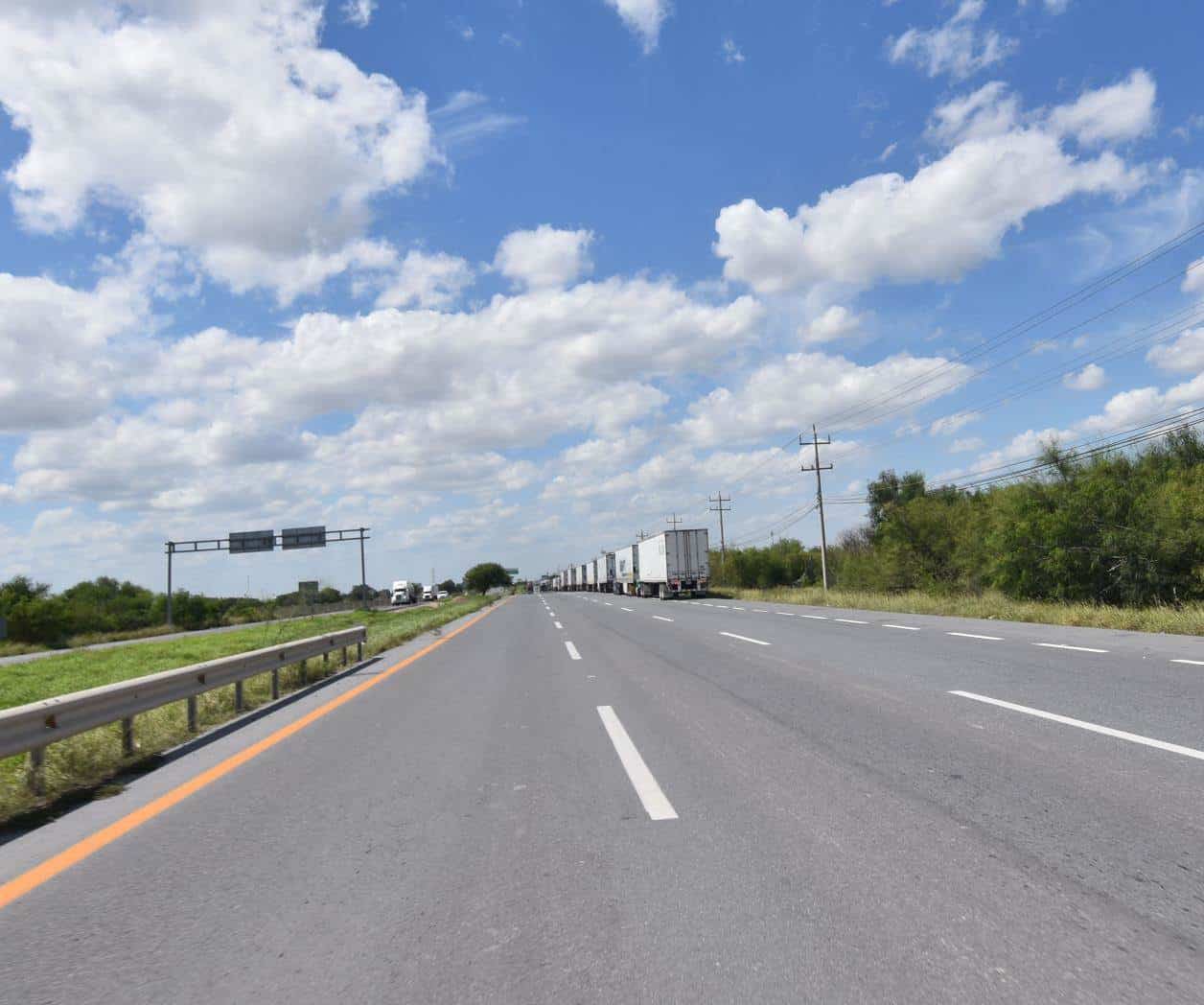 Despojan auto con violencia en carretera a Río Bravo