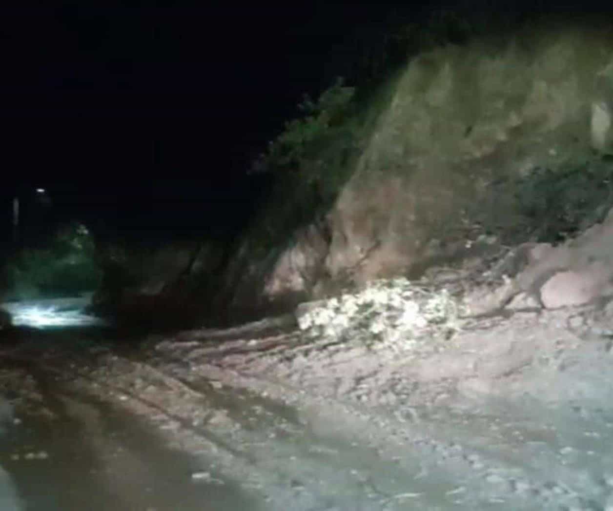 Deslave en Carretera a la Cola de Caballo, en Sierra de Santiago