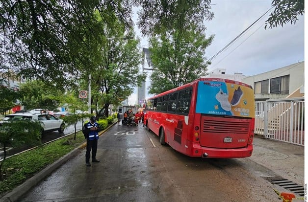 Transporte público cae a socavón en Guadalajara; hay 7 heridos