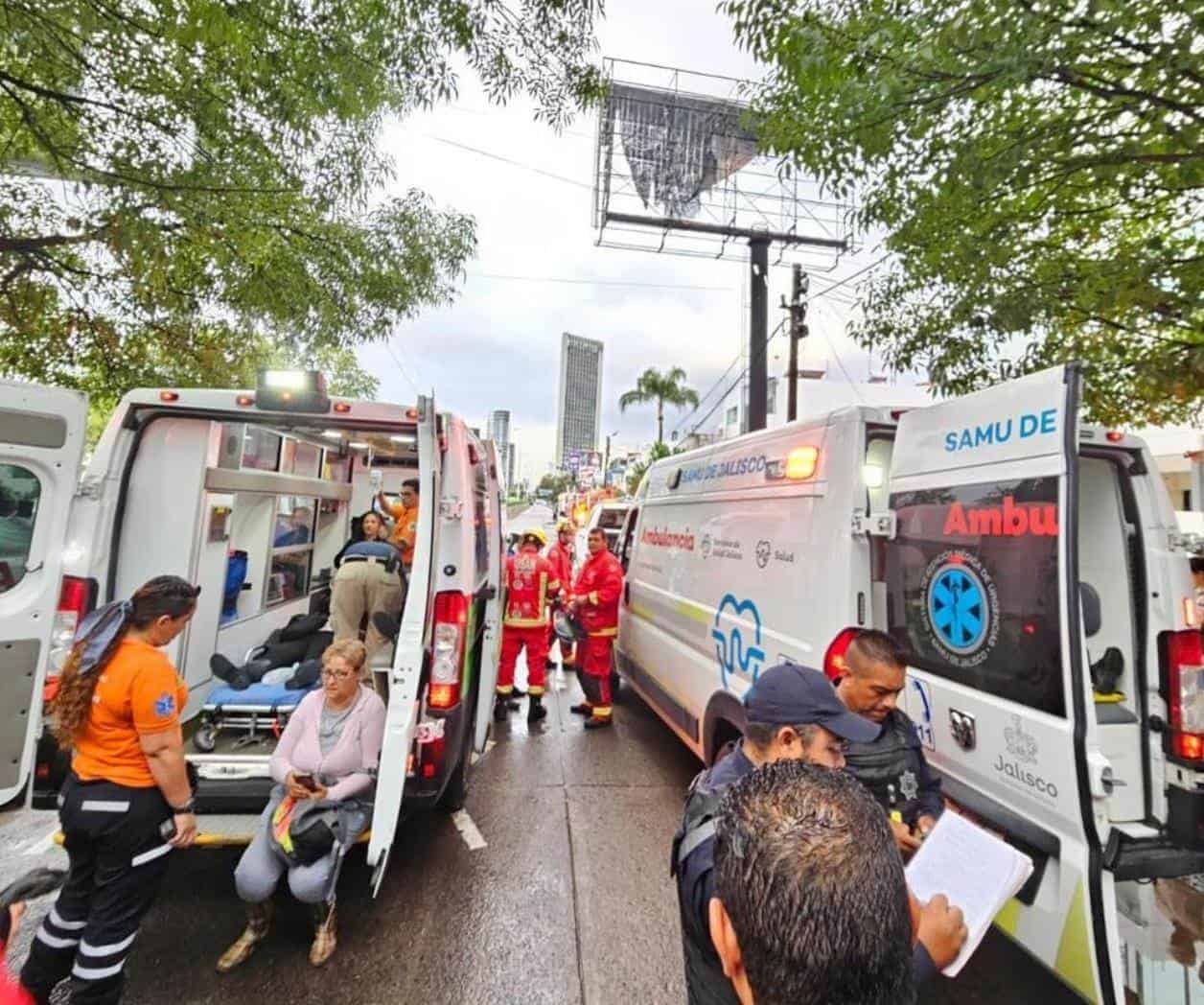 Transporte público cae a socavón en Guadalajara; hay 7 heridos