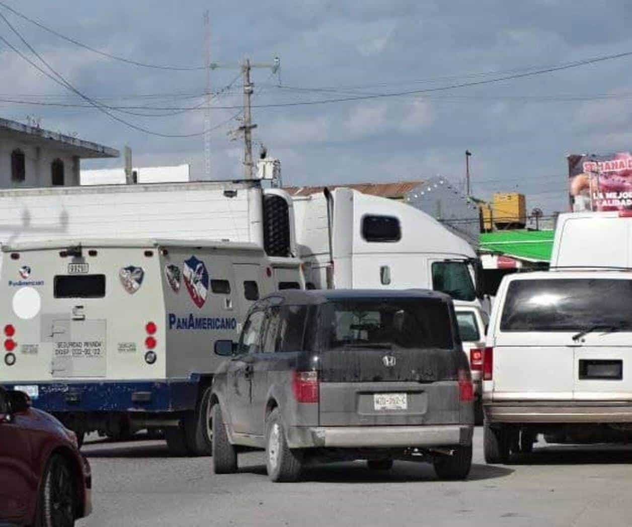 Maniobras de camiones colapsan el tráfico en Río Bravo Maniobras de camiones colapsan el tráfico en Río Bravo
