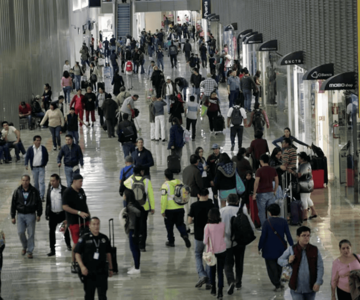 Aerolíneas deben reembolsar boletos por apagón informático: Profeco