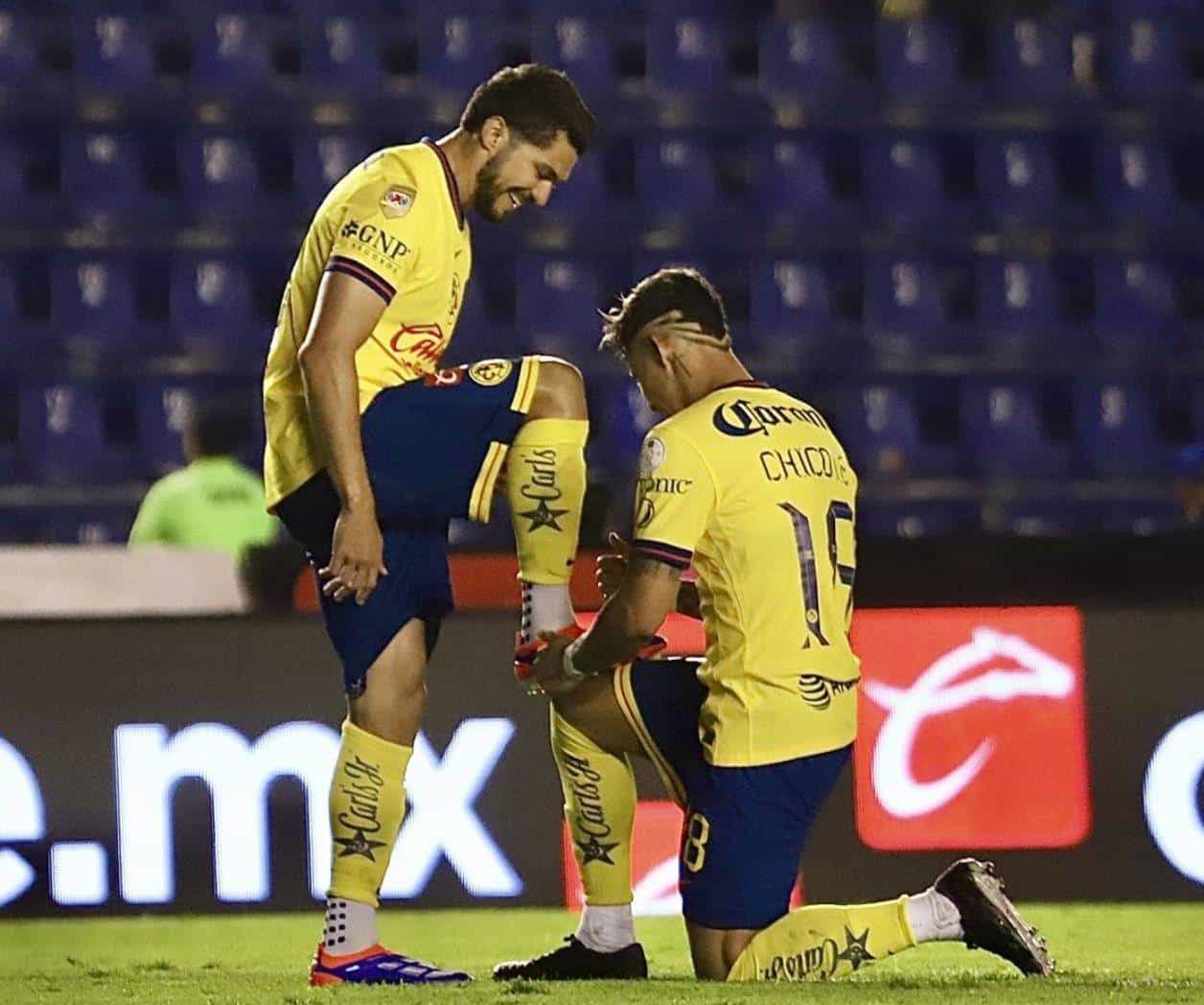 Árbitro felicita a Henry Martín tras anotar gol ante FC Juárez