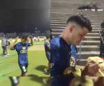 Richard Sánchez reclama a policía por patear playeras del América